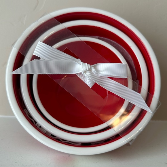 Terramoto Strawberry Nesting Bowl Set of 3 Summertime fruit bowls - Picture 4 of 4